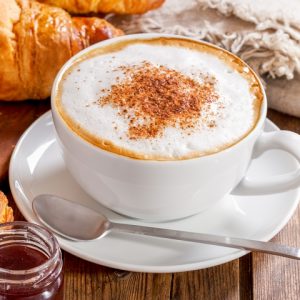 Capuccino Royale con crema batida y almendras