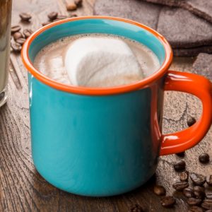 Chocolate Royale con crema batida y almendras